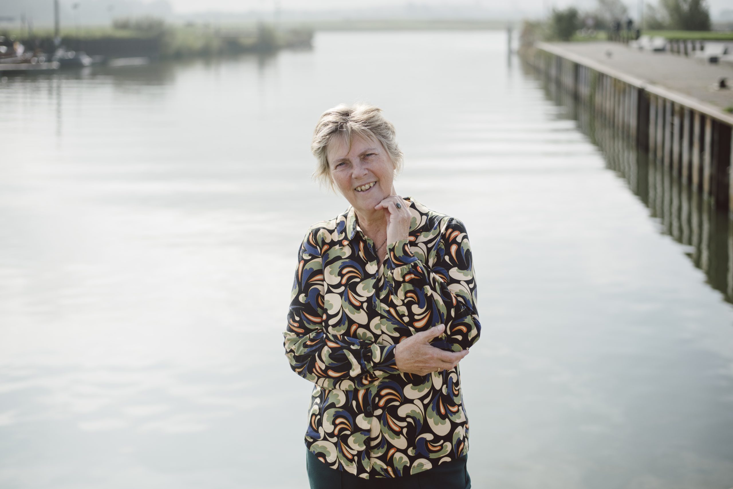 Anneke tussen de gele bloemen